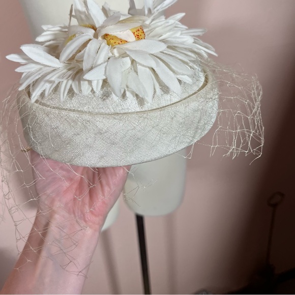 Vintage 1960\'s feminine white Daisy Derby Pill Box Hat with Net cage main image 10